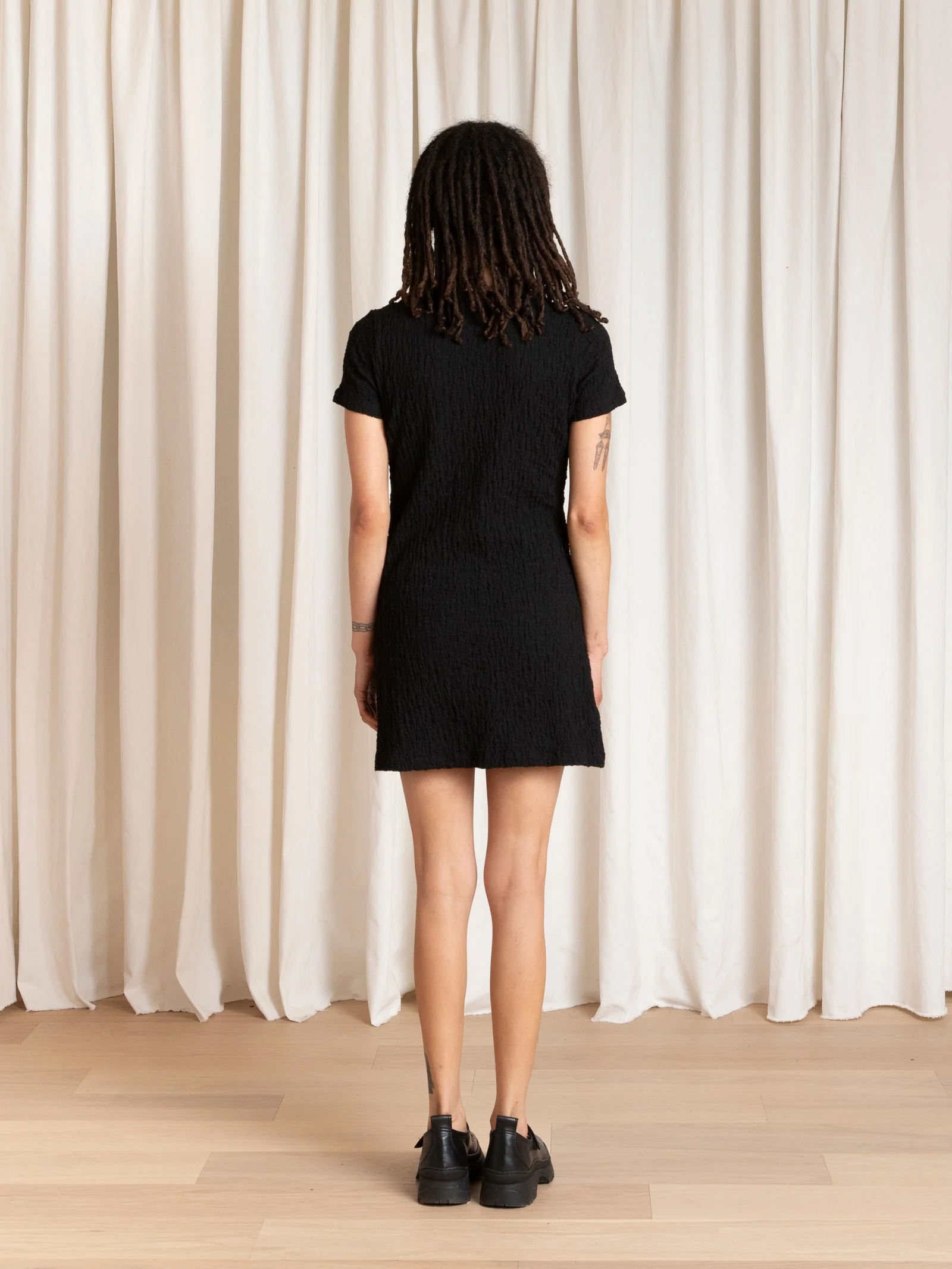 Ali Golden - Mini Textured Black T-Shirt Dress - Image 5